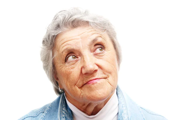 Söker gamla kvinnan stående på en vit bakgrund — Stockfoto