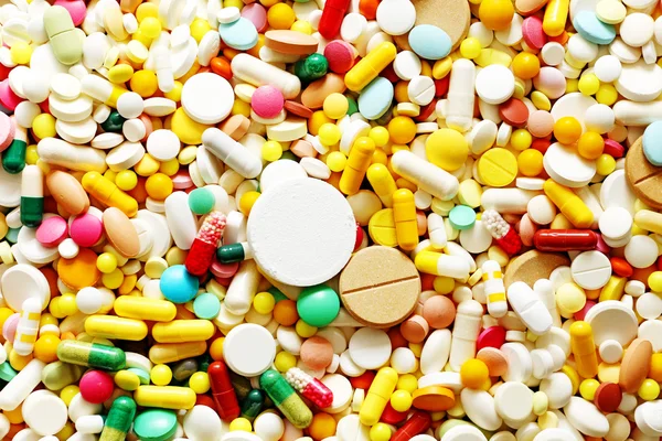 Πολλά πολύχρωμα φάρμακα και χάπια από πάνω — Φωτογραφία Αρχείου