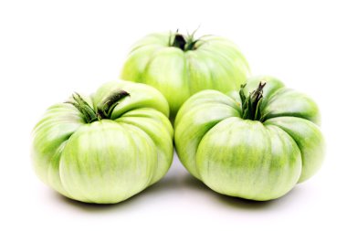 Beyaz arkaplanda izole edilmiş yeşil domatesler