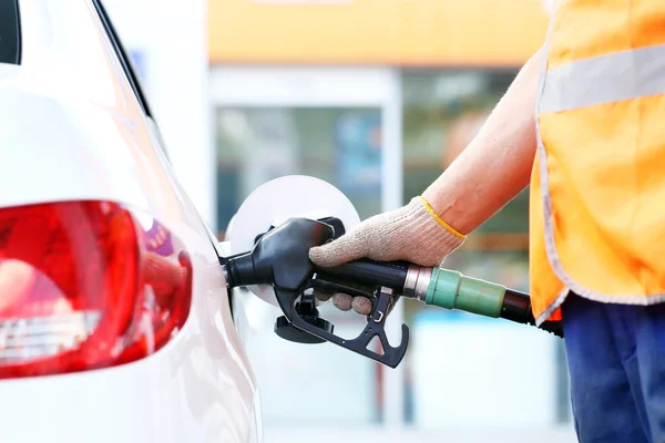 Auto di rifornimento con benzina — Foto Stock