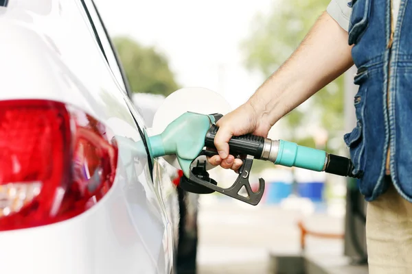 Repostar el coche con gasolina — Foto de Stock