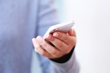 Genç kadın Smartphone teslim yakın çekim
