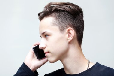 Genç aramaları cep telefonuyla adam. Profil