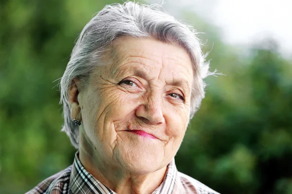 Feliz cara de abuela sobre un fondo verde — Foto de Stock