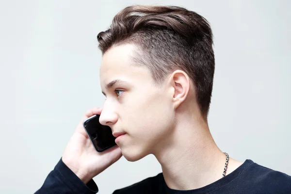 Ung man samtal via mobiltelefonen. Profil — Stockfoto