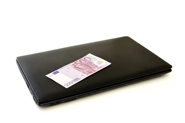 Quinientos euros en laptop — Foto de Stock