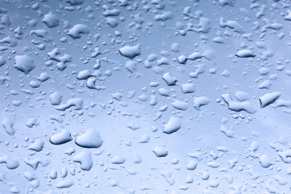 Wassertropfen auf blau — Stockfoto