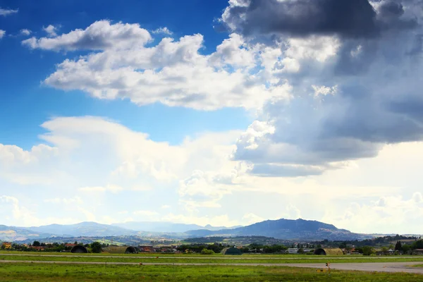 Beau paysage sur montagne avec beau ciel — Photo