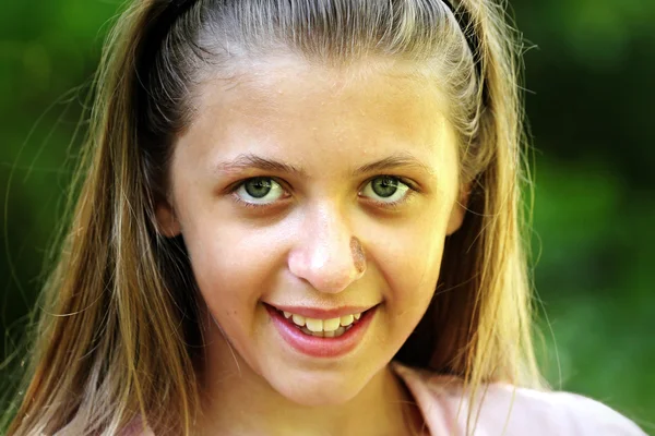 Πορτρέτο του ένα χαμογελαστό όμορφη νεαρή κοπέλα — Φωτογραφία Αρχείου