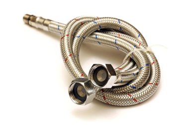 Güçlendirilmiş hortum beyaz arkaplanda izole edildi