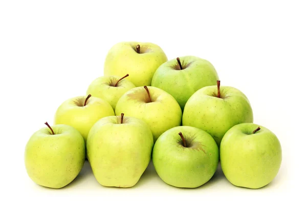 Driehoek gebouwd van groene appels — Stockfoto