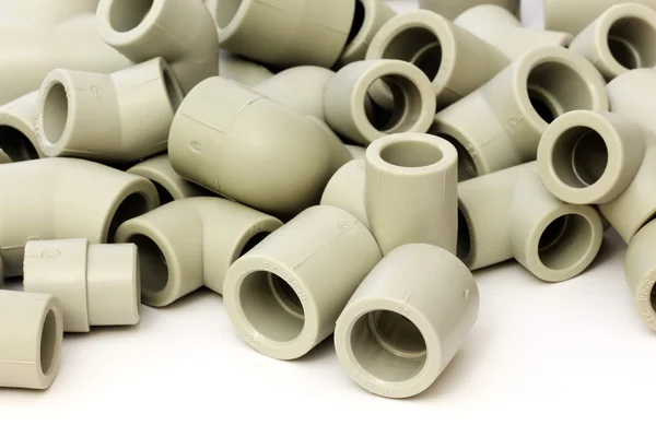 Много комбинированной арматуры для пластиковых труб — стоковое фото