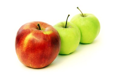 Beyaz arkaplanda kırmızı ve yeşil elmalar
