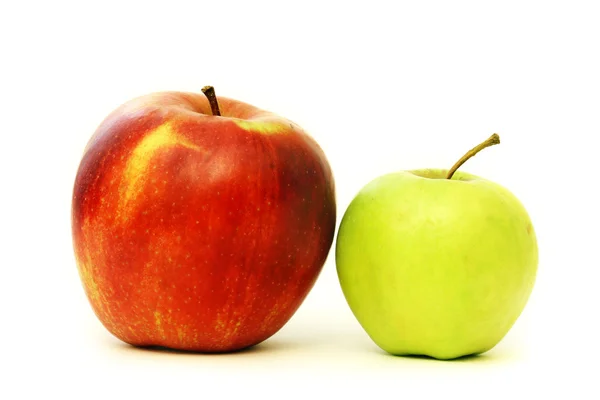 Rode en groene appel geïsoleerd op een witte achtergrond — Stockfoto