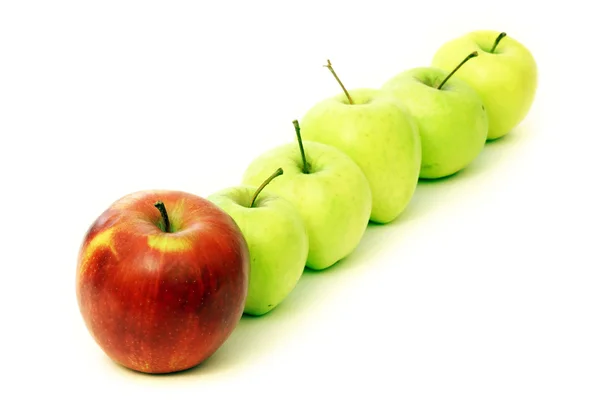 Rode en groene appels op een witte achtergrond — Stockfoto