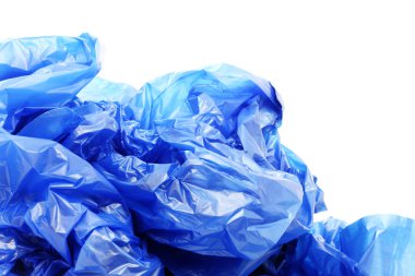 Beyaz zemin üzerinde mavi plastik çöp torbaları