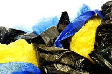 beyaz zemin üzerinde plastik torbalar