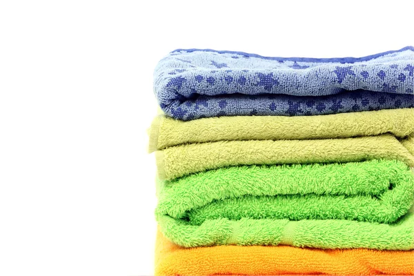 Stos ręczników kolorowy na białym tle — Zdjęcie stockowe