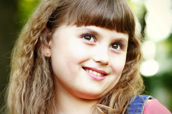 Niña feliz sobre un fondo verde — Foto de Stock