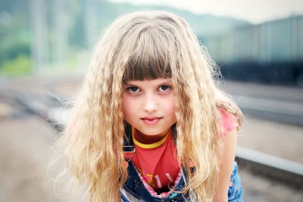 Παιδί κορίτσι με μια ματιά θυμωμένος και μακριά μαλλιά — Φωτογραφία Αρχείου
