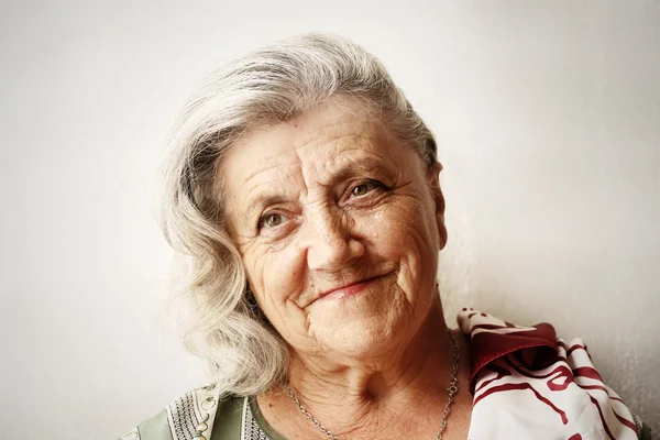 Retrato de mujer mayor sobre fondo gris — Foto de Stock