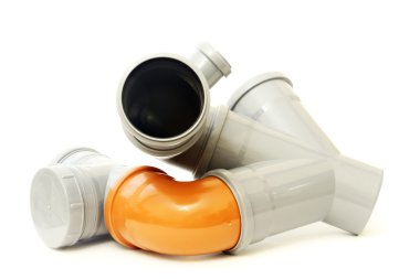 Beyaz bir arka plan üzerinde izole yeni gri ve kahverengi pis su borusu