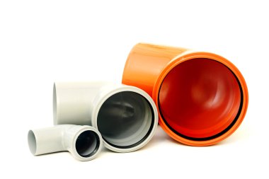 Beyaz izole yeni gri ve kahverengi drenaj boruları