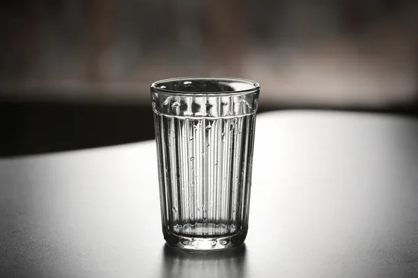 Gri bir arka plan üzerinde yönlü cam