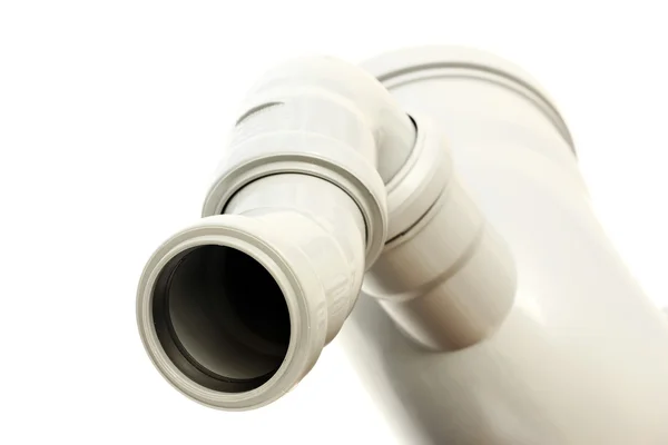 Nuevo tubo de pvc de drenaje gris sobre un fondo blanco —  Fotos de Stock