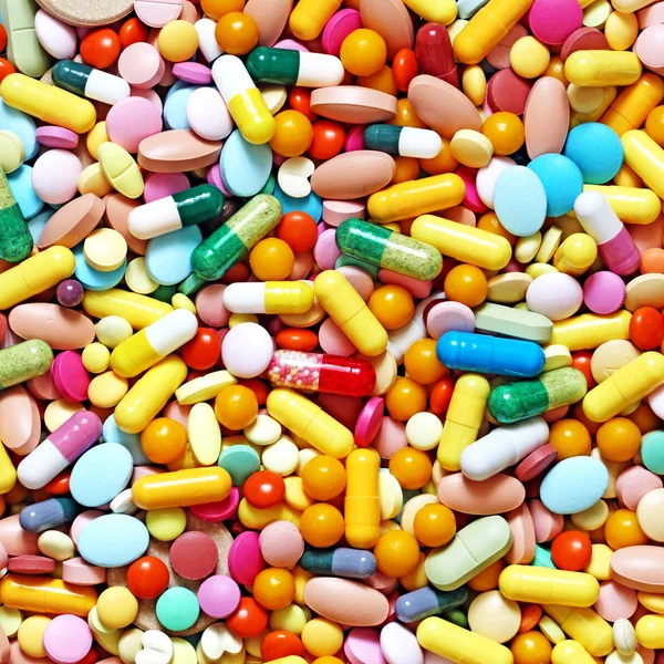 Πολλά πολύχρωμα φάρμακα και χάπια από πάνω — Φωτογραφία Αρχείου