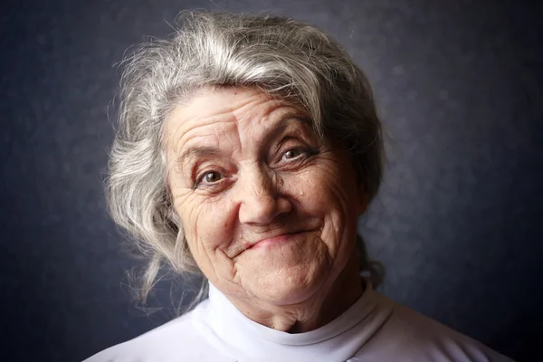 Feliz abuela retrato sobre un fondo oscuro — Foto de Stock