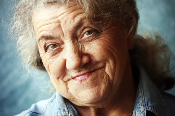 Feliz cara de abuela sobre un fondo azul — Foto de Stock