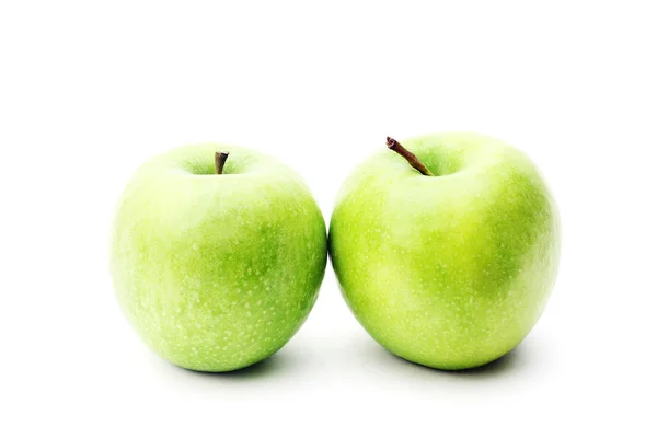 Twee groene groene appel geïsoleerd op een witte achtergrond — Stockfoto