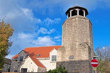 13. yüzyıl çan kulesi, Glebe Caddesi, Warmsworth, Doncaster, Güney Yorkshire, İngiltere, 1 Kasım Pazar, 2020.