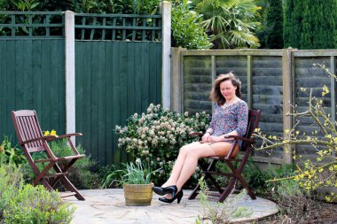 Paskalya tatilinde bahçesinin köşesinde dinlenen bir bayanı yakalamak..