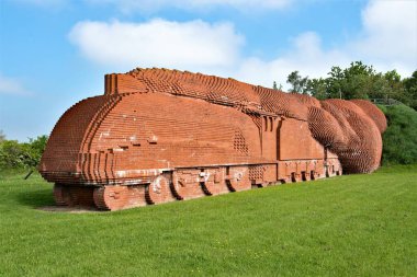 Banka bayramı havası David Mach 'in ünlü tren heykelini görmek için idealdi. The Brick Train, A66, Darlington, Co Durham, İngiltere, 31 Mayıs Pazartesi, 2021.