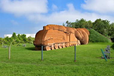 Banka bayramı havası David Mach 'in ünlü tren heykelini görmek için idealdi. The Brick Train, A66, Darlington, Co Durham, İngiltere, 31 Mayıs Pazartesi, 2021.
