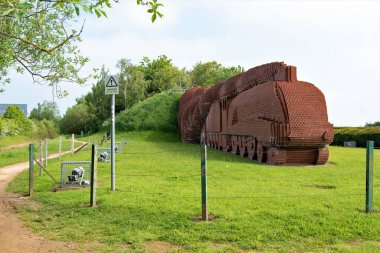 Banka bayramı havası David Mach 'in ünlü tren heykelini görmek için idealdi. The Brick Train, A66, Darlington, Co Durham, İngiltere, 31 Mayıs Pazartesi, 2021.