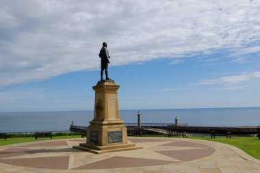 Kaptan Cook Anıt Heykeli, Cliff Caddesi, Whitby, Kuzey Yorkshire, İngiltere, 4 Haziran Cuma, 2021.