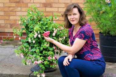 Güzel, olgun bir kadın resmedilmiş. Şeftali fuşya çiçeğinin kokusu, büyüklüğü ve görkeminin tadını çıkarıyormuş..