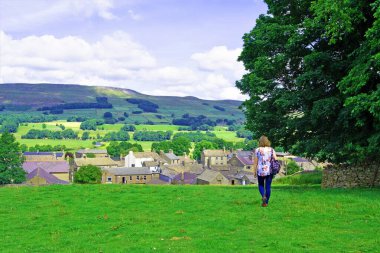 Hardraw 'dan Hawes' e kadar çok güzel bir yürüyüş var. Bu yürüyüş, modern hayatın stresinden harika bir şekilde uzaklaştırılmış kırsal bir ortamı ve gerçek bir sükuneti özetliyor..
