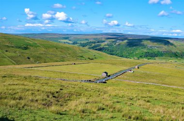 Buttertubs Geçidi Yorkshire Dales 'de her iki tarafında muhteşem manzarası olan yüksek bir yoldur. Simonstone 'dan Muker' e kadar uzanır ve eşsiz coğrafi özelliklere sahiptir..