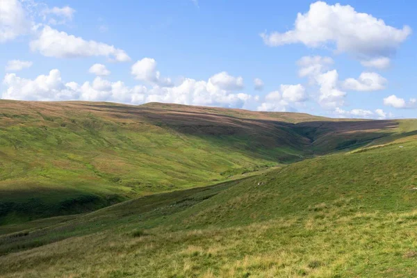 Buttertubs Pass 요크셔데 일스에 도로이며 양쪽으로 광경을 수있다 시몬스 톤에서 — 스톡 사진