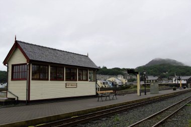 Porthmadog Heritage demiryolu sinyal kutusu yeniden açıldığından beri çok meşgul. Porthmadog Ulusal Tren İstasyonu, Porthmadog, Gwynedd, Galler, 21 Ağustos 2021 Cumartesi.