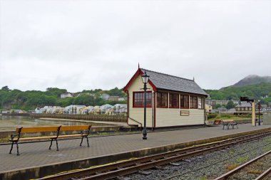 Porthmadog Heritage demiryolu sinyal kutusu yeniden açıldığından beri çok meşgul. Porthmadog Ulusal Tren İstasyonu, Porthmadog, Gwynedd, Galler, 21 Ağustos 2021 Cumartesi.