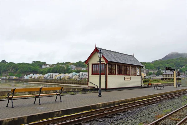 Porthmadog Heritage demiryolu sinyal kutusu yeniden açıldığından beri çok meşgul. Porthmadog Ulusal Tren İstasyonu, Porthmadog, Gwynedd, Galler, 21 Ağustos 2021 Cumartesi.