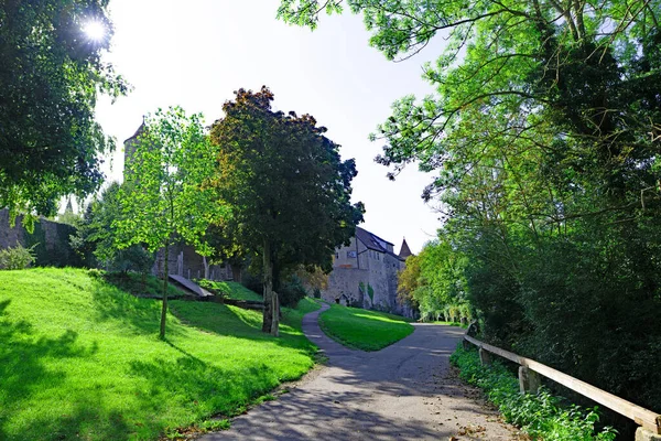 Rothenberg ob de Tauber, Almanya 'nın Kuzey Bavyera eyaletinde yer alan bir şehirdir. Kasaba duvarları pek çok korunmuş kapı ev ve kuleleri içeriyor, ayrıca üstte kapalı bir yürüyüş yolu da var..