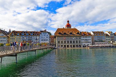 İsviçre, Lucerne 'deki Chapel Köprüsü manzaralı otel. 5 Eylül 2025 Cuma..