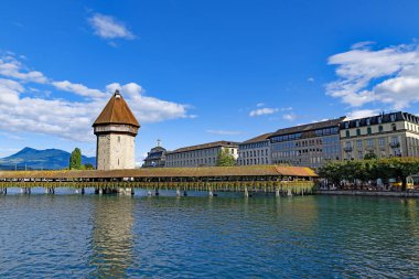 Mükemmel mavi gökyüzü gününde, Chapel Köprüsü ve Su Kulesi manzarası.