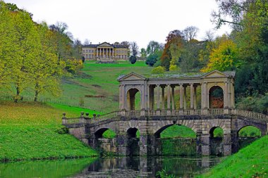 Prior Park Peyzajı, 30 Ekim 2025 Perşembe günü romantik ve hüzünlü bir sonbahar melankolisi sunar..